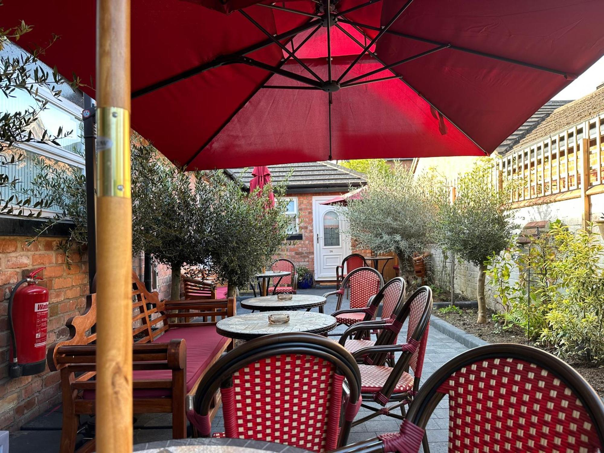 Chester House Guest House Exterior photo The courtyard of the restaurant