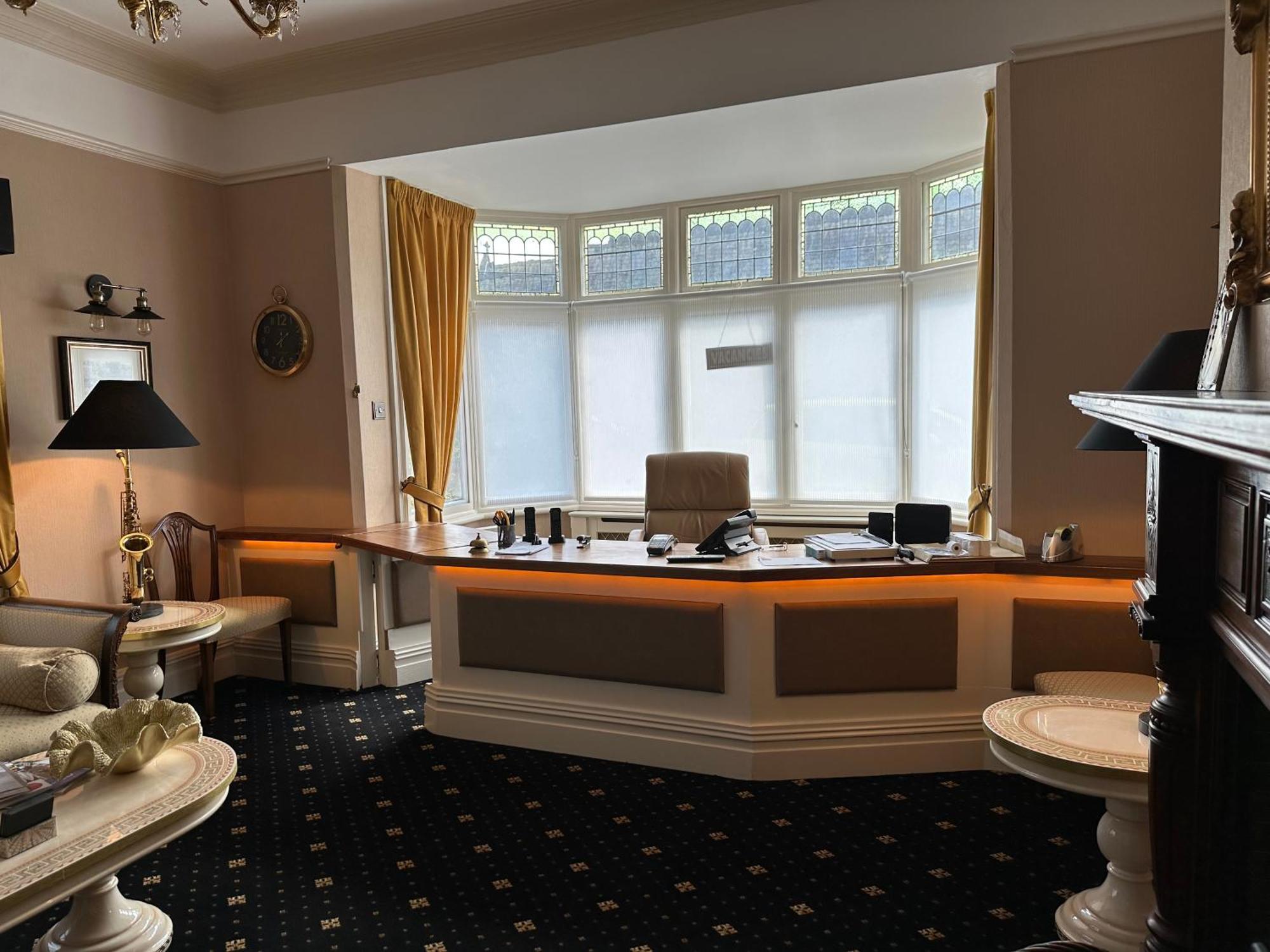 Chester House Guest House Exterior photo The reception area of the hotel